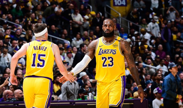 开云体育（官网）app下载-里夫斯场均至少25+5+5且进2.5+三分&amp;命中率50%+ 历史仅詹杜库做到