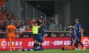 因在比赛中被冲撞头部后出现短暂晕眩，张祥硕已送往医院检查